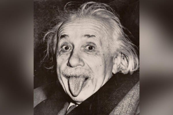 La imagen fue tomada el 14 de marzo de 1951, durante la celebración de su cumpleaños número 72 en Princeton, Estados Unidos.