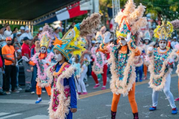 Artistas y comparsas se preparan para participar en el Desfile Cultural Municipal Santo Domingo Este 2026, una jornada que busca promover la identidad comunitaria y la participación familiar.