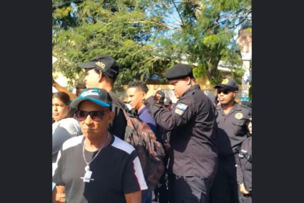 La Antigua Orden Dominicana marchó en La Vega contra la migración irregular. Exigen justicia por el asesinato de un agricultor en Cabirmota.