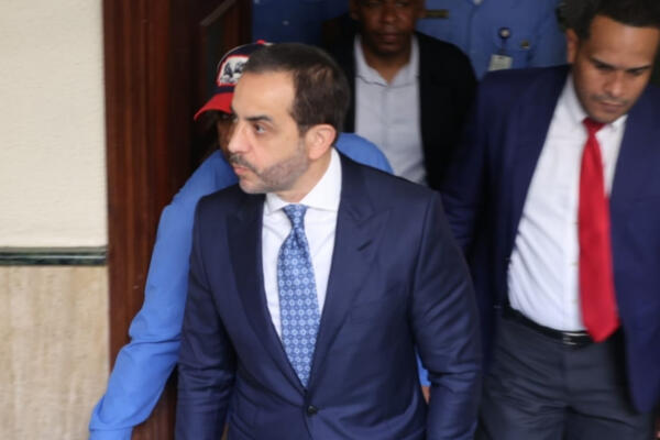 Antonio Espaillat camina antes de entrar a audiencia el lunes 16 marzo. / foto: Félix de la Cruz