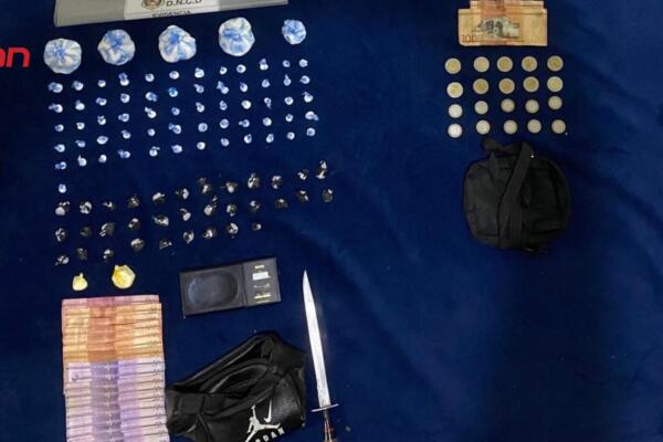 Agentes de la DNCD ocuparon drogas, dinero y objetos durante operativos en varios sectores de Villa Altagracia.