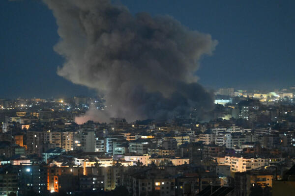 Humo se eleva desde el lugar de un ataque aéreo israelí contra la oficina de la cadena de televisión Al-Manar, afiliada a Hezbolá, en Haret Hreik, un suburbio al sur de Beirut, el 3 de marzo de 2026. (Foto de FADEL itani / AFP)