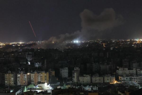 El humo se eleva desde el lugar de un ataque aéreo israelí que tuvo como objetivo una zona en los suburbios del sur de Beirut el 27 de marzo de 2026. (Foto de Ibrahim AMRO / AFP)
