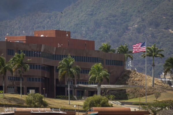 Fotografía de la bandera de Estados Unidos izada en la sede diplomática este sábado, en Caracas (Venezuela). La Embajada de Estados Unidos en Venezuela izó la bandera de su país por primera vez en siete años, luego de que ambas naciones acordaran restablecer sus relaciones diplomáticas, rotas en 2019. EFE/ Miguel Gutiérrez
