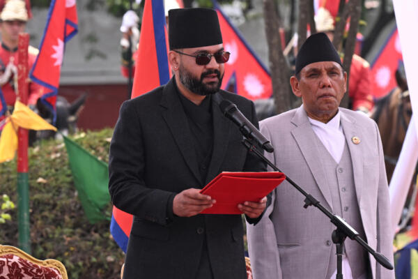 El líder del Partido Rastriya Swatantra (RSP), Balendra Shah, juró el cargo de primer ministro durante una ceremonia celebrada en Katmandú el 27 de marzo de 2026. (Foto de PRAKASH MATHEMA / AFP)