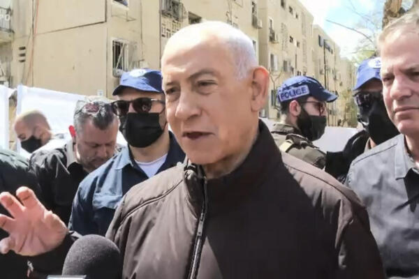 Captura de video del primer ministro israelí, Benjamín Netanyahu, en declaraciones este domingo a un seleccionado grupo de periodistas en una visita con grandes medidas de seguridad a Arad. EFE 