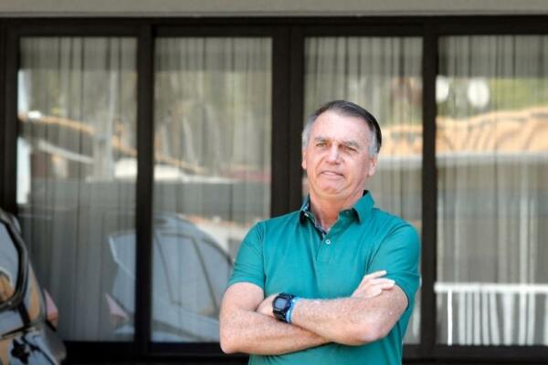 El expresidente brasileño Jair Bolsonaro hace un gesto hacia el garaje de su residencia en Brasilia el 11 de septiembre de 2025. (FOTO: AFP). 
