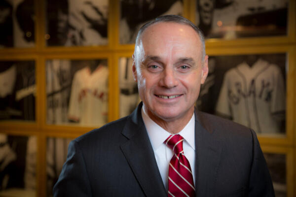Rob Manfred se encuentra en República Dominicana a propósito de los encuentros entre el equipo de Grandes Ligas Tigres de Detroit y la Selección Dominicana que asistirá al Mundial de Béisbol 2026.