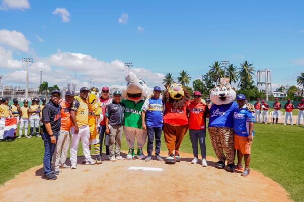 La primera bola la lanzó Dionisio Guzmán, presidente del Pabellón de la Fama del Deporte, el bateador de honor fue Fernando Geraldino, ejecutivo de Seaboard y el catcher fue Diógenes de la Cruz, en representación del Comisionado de Béisbol, Junior Noboa.