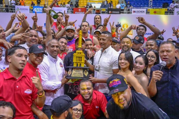 Una vez más, el equipo que encabezan los hermanos José Luis Aracena y Robin Aracena demostró la calidad organizativa que caracteriza al torneo de la Asociación de Baloncesto de Santiago (ABASACA).
