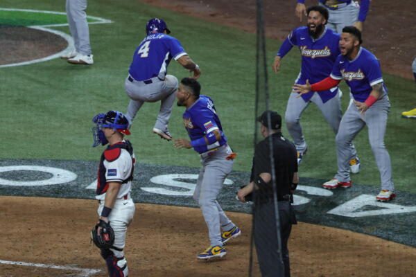 Aunque Bryce Harper igualó el partido a 2 con otro jonrón en la octava entrada, Venezuela se recompuso inmediatamente ante un estadio repleto de aficionados venezolanos