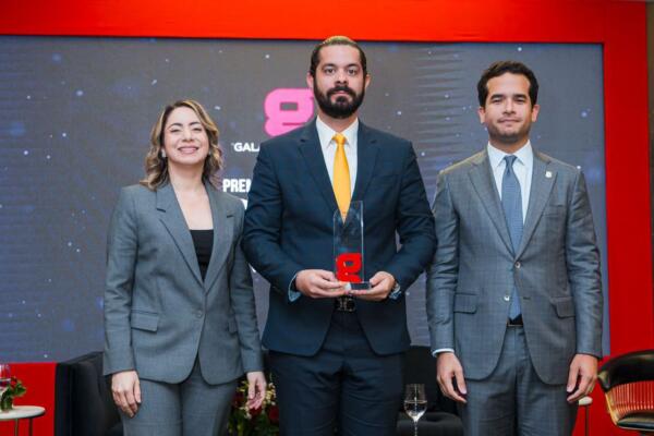 La distinción resalta la trayectoria de Pérez en iniciativas de alto impacto vinculadas a los sectores público y privado, así como su rol en la promoción del turismo deportivo y la articulación estratégica a través de ADOTURD y Canvass Strategy CSC.
