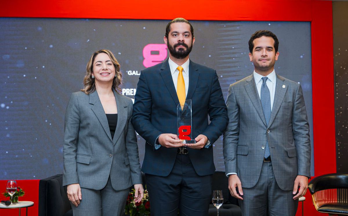 La distinción resalta la trayectoria de Pérez en iniciativas de alto impacto vinculadas a los sectores público y privado, así como su rol en la promoción del turismo deportivo y la articulación estratégica a través de ADOTURD y Canvass Strategy CSC.