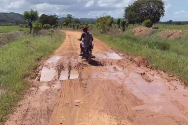 Comunitarios de Villa Riva reparan carretera con recursos propios ante abandono de autoridades