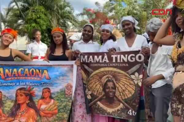 Estudiantes de distintos centros educativos durante sus presentaciones artísticas en el Carnaval Escolar celebrado en el parque municipal de Villa Altagracia.