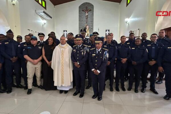 Miembros de la Policía Nacional y autoridades locales durante la eucaristía celebrada en la Iglesia del Carmen de Jarabacoa por el 90 aniversario de la institución.