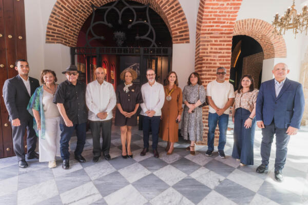 Miembros de Acroarte recorren el Centro Cultural Taíno Casa del Cordón durante una visita guiada enfocada en el patrimonio histórico y cultural.