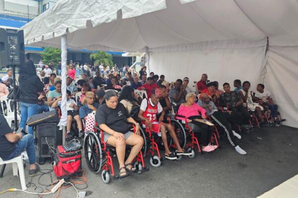 La Fundación Cruz Jiminián y Wheelchair Foundation entregan más de 1,400 sillas de ruedas en el sector Cristo Rey.