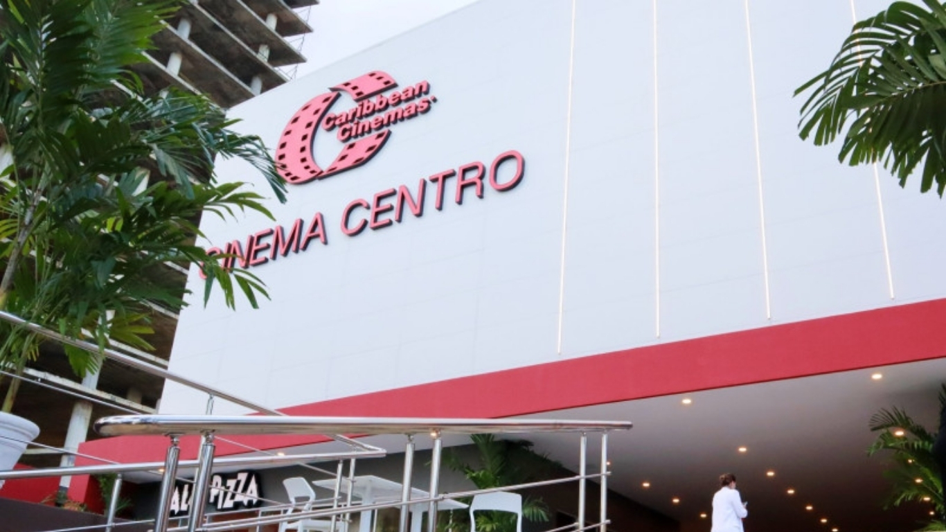 Un hombre falleció y un agente policial resultó herido tras registrarse un tiroteo en Cinema Centro este domingo.