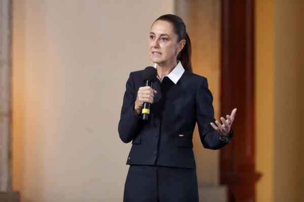 La presidenta de México, Claudia Sheinbaum, habla en una rueda de prensa este jueves en Palacio Nacional de la Ciudad de México (México). EFE/Isaac Esquivel