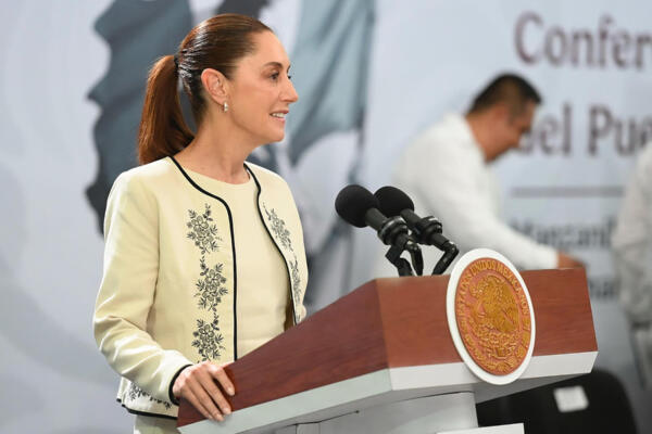 Fotografía decida hoy, por la presidencia de México, de la mandataria mexicana, Claudia Sheinbaum, durante una rueda de prensa en el municipio de Manzanillo, en Colima (México). EFE/Presidencia de México/SOLO USO EDITORIAL/ NO VENTAS/SOLO DISPONIBLE PARA ILUSTRAR LA NOTICIA QUE ACOMPAÑA(CRÉDITO OBLIGATORIO)