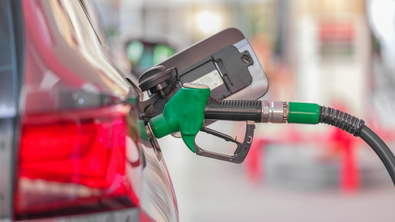 Gasolina Premium se venderá a RD$305.10 por galón mantiene su precio. Gasolina Regular RD$287.50 por galón mantiene su precio. Gasoil Regular RD$239.80 por galón mantiene su precio. Gasoil Óptimo RD$257.10 por galón mantiene su precio. Avtur RD$334.88 por galón sube RD$11.39. Kerosene RD$378.00 por galón sube RD$11.40. FuelOil #6 RD$199.40 por galón baja RD$1.98. FuelOil 1% RD$220.81 por galón sube RD$4.95. Gas licuado de petróleo (GLP) RD$137.20 por galón mantiene su precio. Gas Natural RD$43.97 por m3 mantiene su precio.