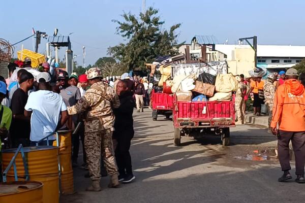Comerciantes haitianos cruzan el paso fronterizo hacia Dajabón para participar en el mercado binacional, que este lunes se desarrolló sin contratiempos pese a la protesta de transportistas.