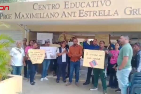Protesta en Colorado reclama obras y seguridad escolar.
