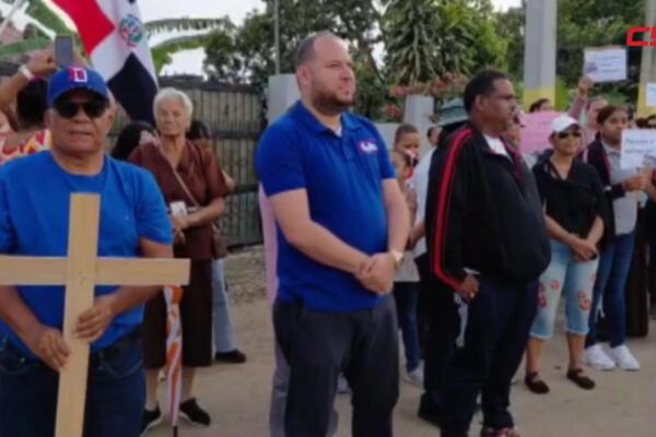 Residentes de Colorado, en Puñal, protestan con pancartas para exigir la conclusión del multiusos escolar y la reparación de las vías de acceso.