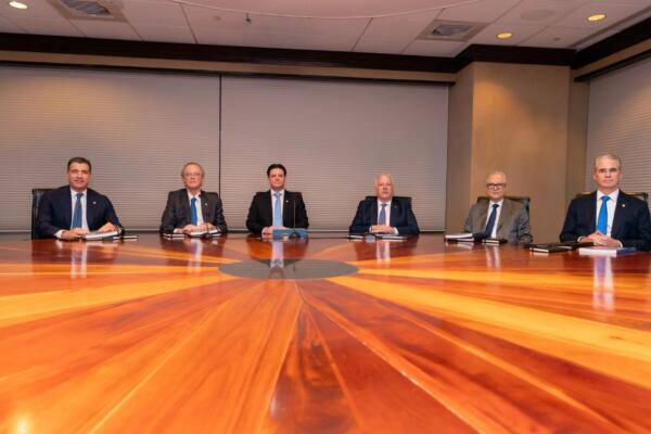 De izquierda a derecha, los señores Christopher Paniagua, Manuel A.
Grullón, Manuel Alejandro Grullón Hernández, Andrés E. Bobadilla, Práxedes Castillo P. y
René Grullón Finet.