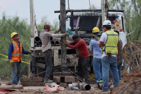 El Gobierno de México anunció este viernes la incorporación de la Coordinación Nacional de Protección Civil (CNPC) en las labores de rescate de cuatro mineros atrapados desde hace dos días en la mina Santa Fe, en el estado de Sinaloa (noroeste), tras el colapso de una presa de jales en el lugar. Imagen de archivo. EFE/ Antonio Ojeda
