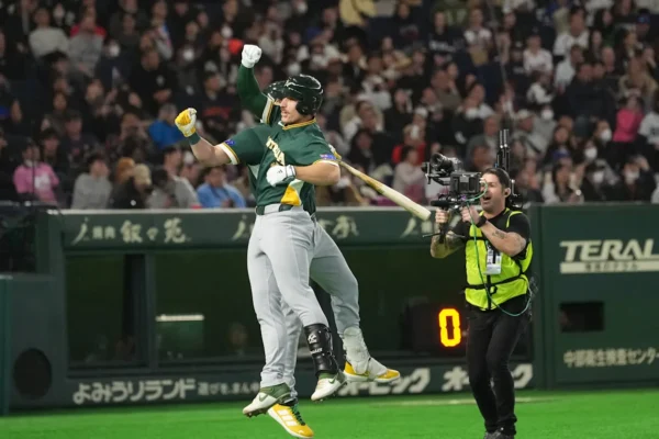 Curtis Mead conectó uno de dos jonrónes de Australia, en la victoria de esta selección frente a la República Checa en el Clásico Mundial