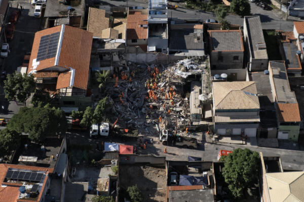 Vista aérea de bomberos de Minas Gerais trabajando en un asilo de ancianos derrumbado en Belo Horizonte, estado de Minas Gerais, Brasil, el 5 de marzo de 2026. El derrumbe de un asilo de ancianos en la ciudad de Belo Horizonte, sureste de Brasil, dejó al menos cuatro muertos mientras los bomberos continúan buscando entre los escombros a ocho personas desaparecidas, según los últimos informes. (Foto de Douglas MAGNO / AFP)
