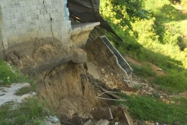Deslizamiento de tierra provoca derrumbe de varias viviendas en Manoguayabo