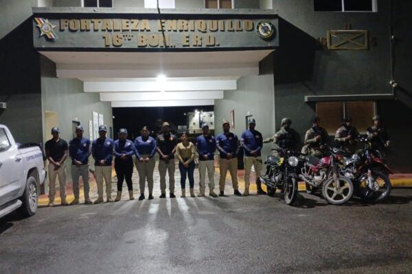 Agentes de la Dirección General de Migración durante operativos de interdicción migratoria realizados en distintas provincias del país como parte de las acciones de control y cumplimiento de las normativas migratorias.