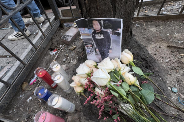 Fotografía que muestra flores y velas frente a una imagen de Darlyn Zacarías, dominicano de 28 años que murió tras ser arrollado, este viernes en Nueva York (Estados Unidos). EFE/ Ruth E. Hernández