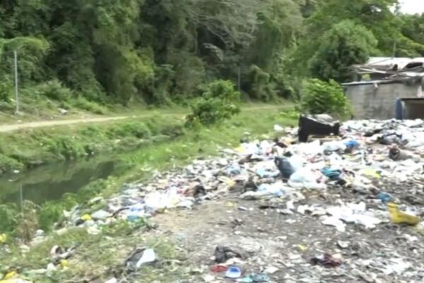 De acuerdo con los residentes, los desperdicios sólidos y las aguas negras provocan un ambiente insalubre.