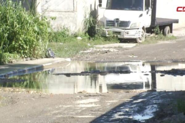 Residentes de Los Cerros enfrentan inundaciones recurrentes por el desbordamiento de una cañada en el km 18 de la autopista Duarte.