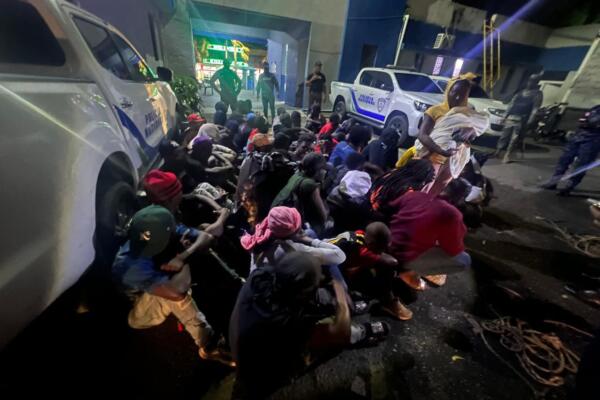 Dintel intercepta camión con 44 haitianos en condición migratoria irregular en Baní