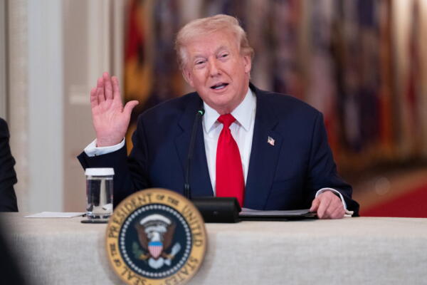 El presidente de EE.UU., Donald Trump, habla durante una mesa redonda en la Casa Blanca en Washington, el 6 de marzo de 2026. EFE/EPA/AARON SCHWARTZ / POOL
