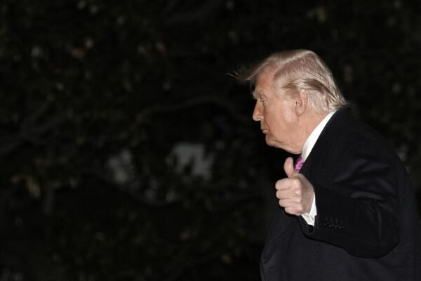El presidente de EE.UU., Donald Trump, camina por el Jardín Sur de la Casa Blanca tras su regreso a Washington, D.C., EE.UU., el 29 de marzo de 2026. EFE/EPA/Yuri Gripas / POOL