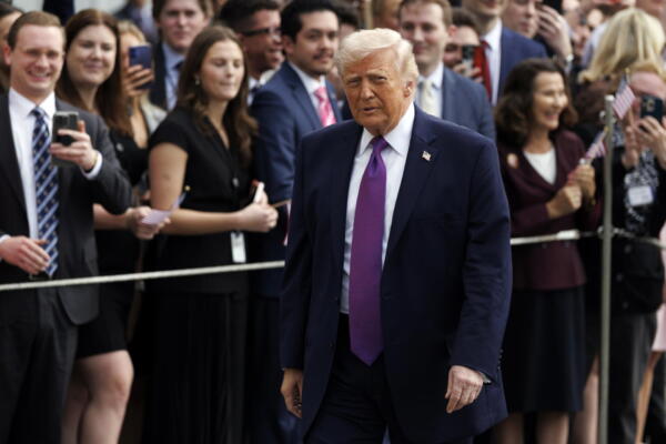 El presidente de Estados Unidos, Donald Trump, sale de la Casa Blanca, Washington, DC, EE. UU., el 11 de marzo de 2026. EFE/EPA/Will Oliver