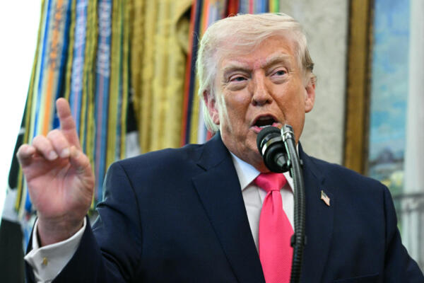 El presidente estadounidense Donald Trump pronuncia un discurso durante la ceremonia de juramentación del nuevo secretario de Seguridad Nacional, Markwayne Mullin, en el Despacho Oval de la Casa Blanca en Washington, D.C., el 24 de marzo de 2026. (Foto de Jim Watson / AFP)