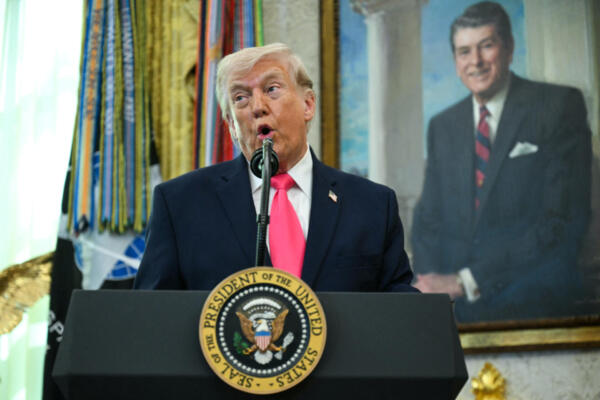 
El presidente estadounidense Donald Trump pronuncia un discurso antes de la toma de posesión del nuevo secretario de Seguridad Nacional, Markwayne Mullin, en el Despacho Oval de la Casa Blanca en Washington, D.C., el 24 de marzo de 2026. (Foto de Jim Watson / AFP)