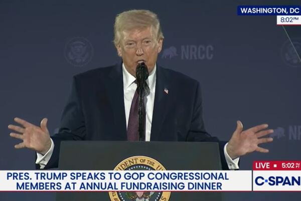 Captura de video de una transmisión del canal público C-SPAN del presidente de EE.UU., Donald Trump, pronunciando un discurso durante la cena anual del Comité Nacional Republicano del Congreso este miércoles, en Washington (EE.UU.). EFE/ C-SPAN