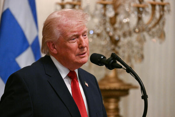 El presidente estadounidense Donald Trump pronuncia un discurso durante la celebración del Día de la Independencia de Grecia en el Salón Este de la Casa Blanca en Washington, D.C., el 26 de marzo de 2026. (Foto de Jim Watson / AFP)
