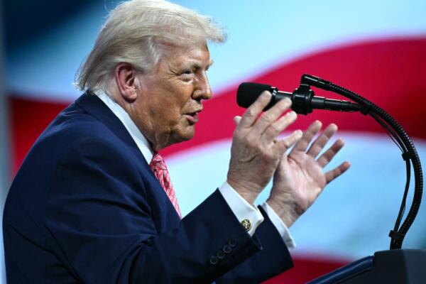 El presidente estadounidense Donald Trump pronuncia un discurso durante la Cumbre de la Iniciativa de Inversión Futura (FII, por sus siglas en inglés) en Miami Beach, Florida, el 27 de marzo de 2026. (Foto de Mandel NGAN / AFP)
