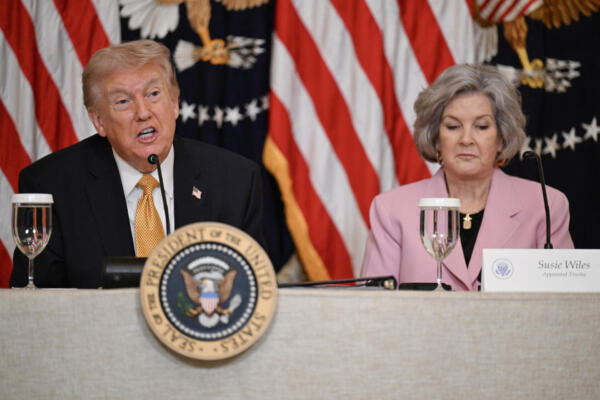 El presidente estadounidense Donald Trump almuerza con miembros de la junta directiva del Kennedy Center mientras su jefa de gabinete, Susie Wiles, observa en el Salón Este de la Casa Blanca en Washington, D.C., el 16 de marzo de 2026. (Foto de Annabelle Gordon / AFP)
