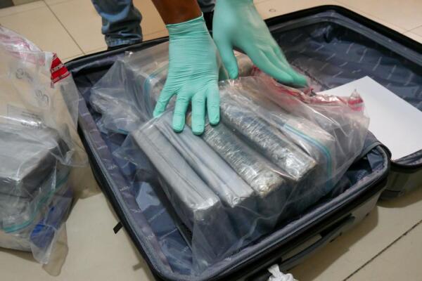 DNCD captura hombre con 13 paquetes de presunta cocaína en Punta Cana