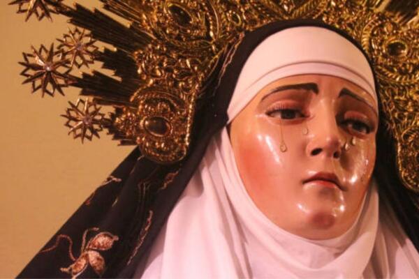 Durante el Viernes de Dolores, los fieles católicos conmemoran los Dolores de Nuestra Señora, en referencia al sufrimiento de la Virgen María.